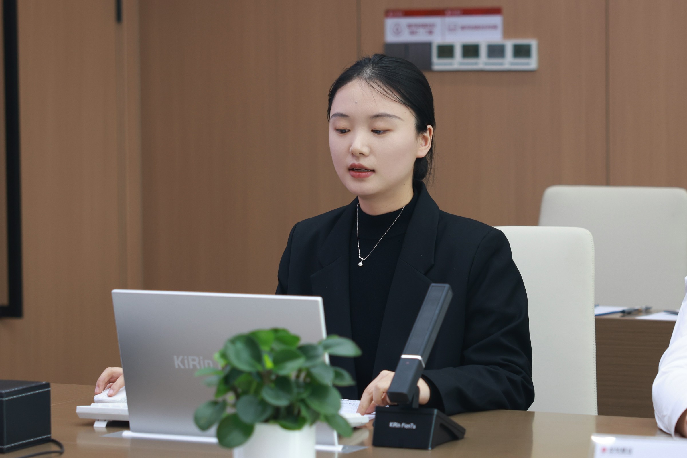 綜合辦公室見習(xí)戰(zhàn)略管理崗閻瓏媛.jpg